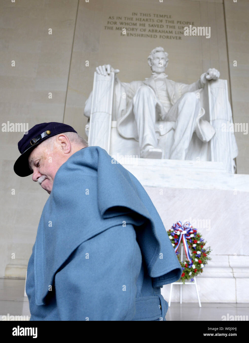 Ein US-Soldat in Bürgerkrieg einheitliche Pausen während der National Park Service-gehostete Veranstaltung der 209. Jahrestag der US-Präsident Abraham Lincoln's Geburtstag zu markieren, 12. Februar 2018, am Lincoln Memorial in Washington, D.C. eine von Amerikas größten Präsidenten betrachtet, Lincoln für den Erhalt der Union nach dem Bürgerkrieg und der Befreiung Slaves mit der Emanzipations-proklamation erinnert wird. Foto von Mike Theiler/UPI Stockfoto