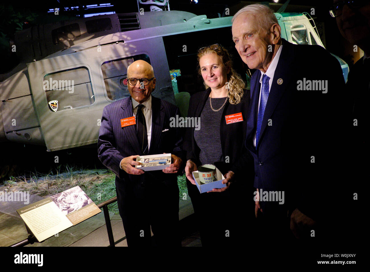 Direktor des Smithsonian nationalen Museum der amerikanischen Geschichte, John Gray und Kurator Jennifer Jones, stand mit Rep. Sam Johnson, R-TX (rechts) bei einer Feierstunde im nationalen Museum für amerikanische Geschichte am 13. Februar 2018 in Washington, DC, wo Johnson für das Museum der Tin Cup und Zahnpastatube mit nach Hause brachte, wenn er von einer vietnamesischen Gefängnis am 12. Februar 1973 veröffentlicht wurde gespendet. Johnson, 87, eine ehemalige Air Force Fighter Pilot- und Kriegsgefangenenlager wurde gefangen gehalten in der Hoa Lo Gefängnis für fast sieben Jahre, wo er gefoltert wurde und verbrachte 42 Monate in Einzelhaft. Die Stockfoto