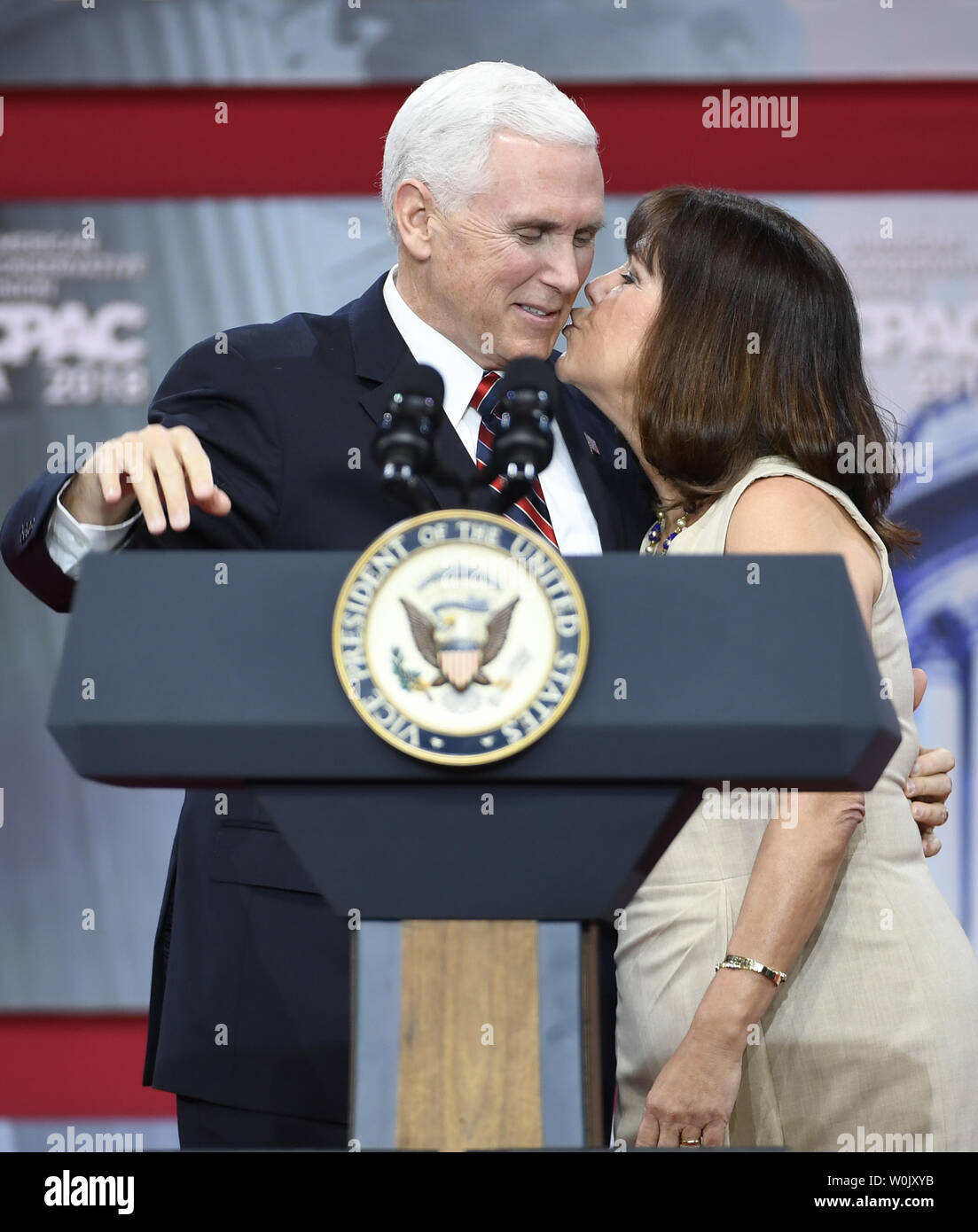 Karen Pence gibt einen Kuss auf Vice President Mike Pence, als er die Konservative politische Aktion Konferenz (CPAC), Februar 22, 2018, National Harbor, Maryland zu Adresse ankommt. Tausende von konservativen Aktivisten, Republikaner und Tea Party Patrioten versammelt zu hören Politiker und Radio- und TV-Gastgeber sprechen, Lobby und Netzwerk für die Konservativen verursachen. Foto von Mike Theiler/UPI Stockfoto