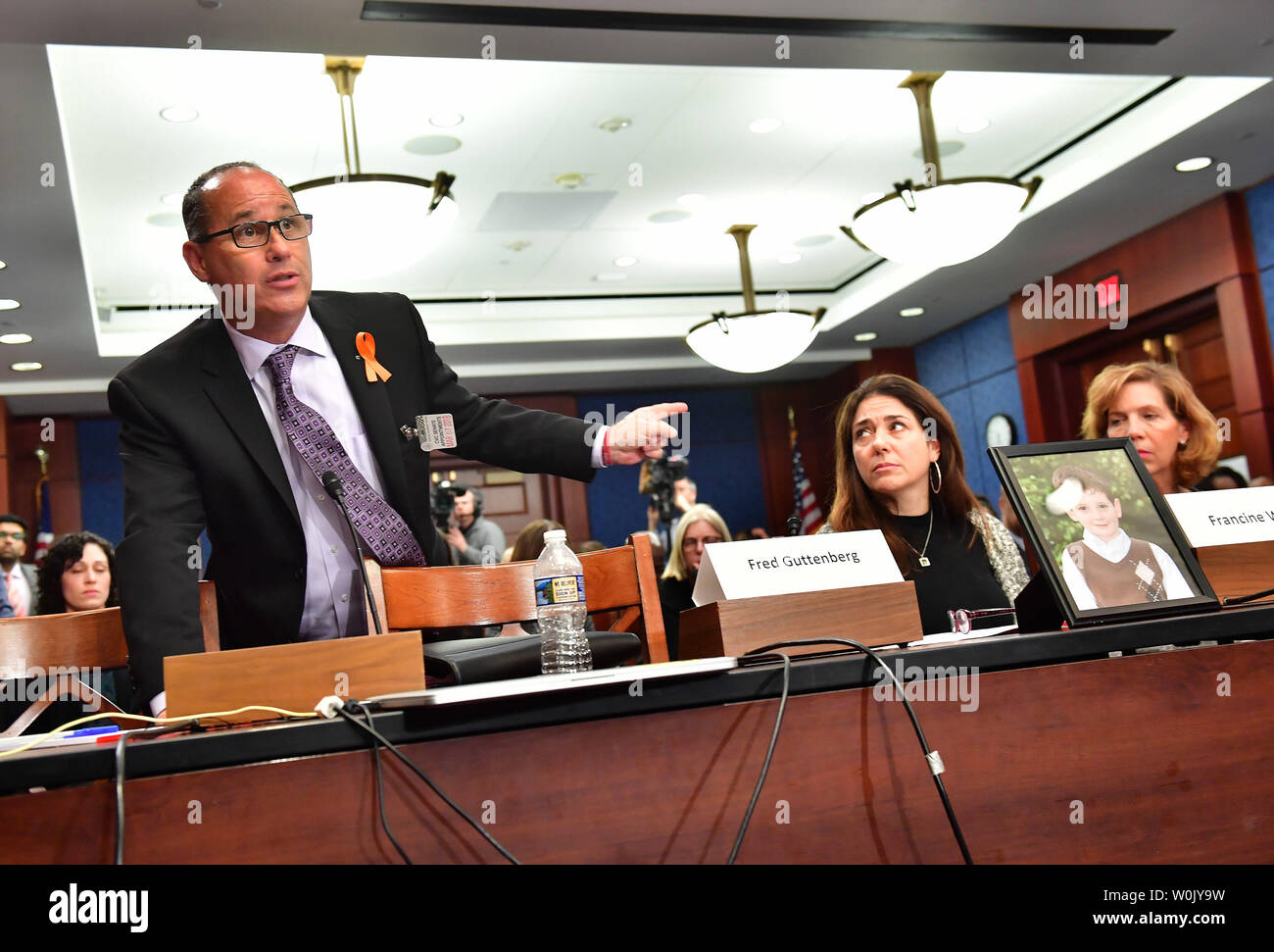 Fred Guttenberg (L), Vater von student Jaime Guttenberg, die während der Marjory Stoneman Douglas High School shooting getötet wurde, zeugt neben Francine Wheeler (C), Mutter von Ben Wheeler, 6, der in der Sandy Hook Elementary School shooting 2013 getötet wurde, und Lori Haas (R), die Mutter von einem Überlebenden des 2007 Virginia Tech schießen und Virginia State Direktor der Koalition zu stoppen Waffengewalt, während der Senat demokratische Politik und Kommunikation Ausschuss Forum auf Waffengewalt auf dem Capitol Hill in Washington, D.C. am 7. März 2018. Auf dem Geröll vor Guttenberg war David Hogg, Stockfoto