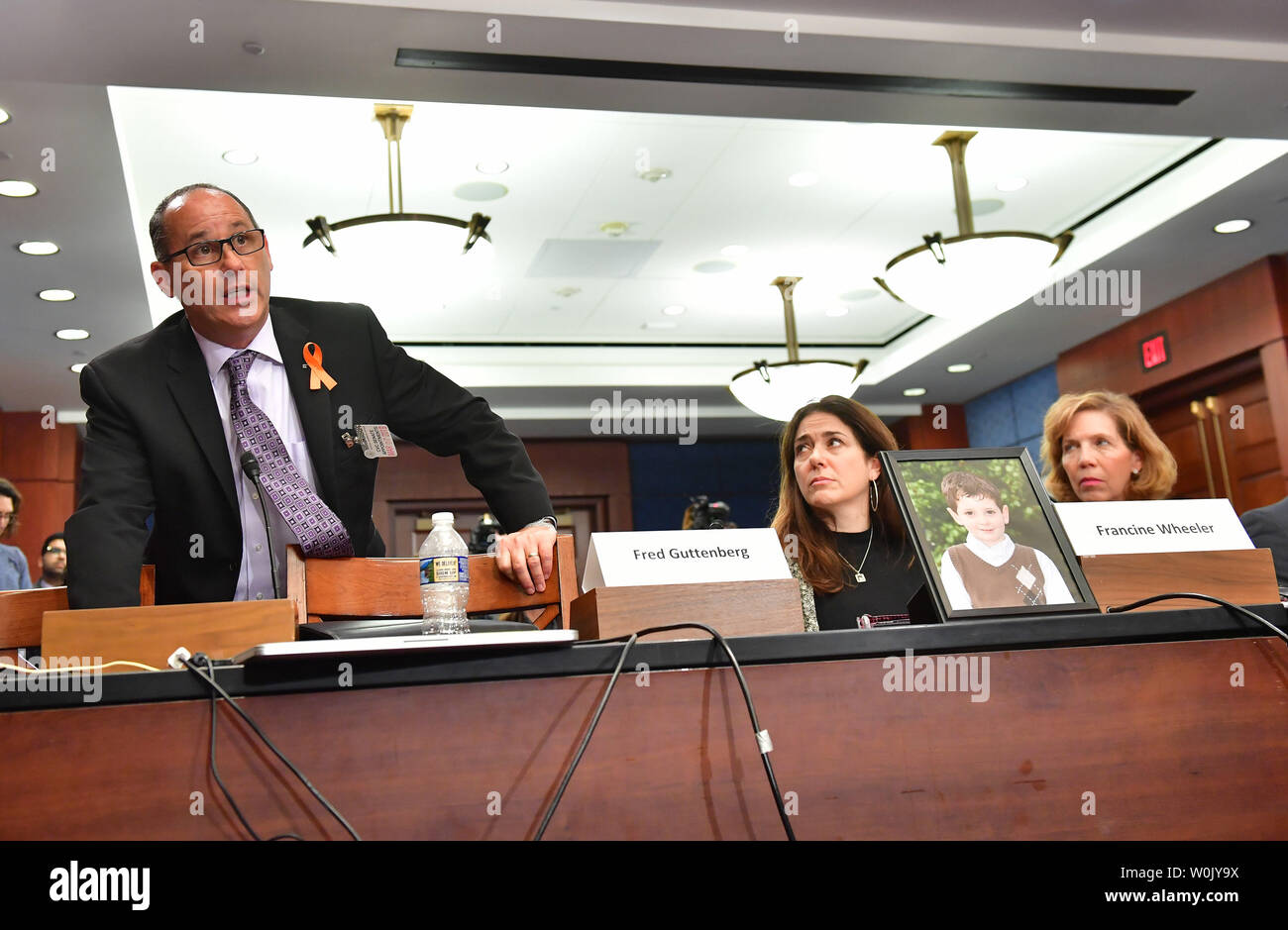 Fred Guttenberg (L), Vater von student Jaime Guttenberg, die während der Marjory Stoneman Douglas High School shooting getötet wurde, zeugt neben Francine Wheeler (C), Mutter von Ben Wheeler, 6, der in der Sandy Hook Elementary School shooting 2013 getötet wurde, und Lori Haas (R), die Mutter von einem Überlebenden des 2007 Virginia Tech schießen und Virginia State Direktor der Koalition zu stoppen Waffengewalt, während der Senat demokratische Politik und Kommunikation Ausschuss Forum auf Waffengewalt auf dem Capitol Hill in Washington, D.C. am 7. März 2018. Auf dem Geröll vor Guttenberg war David Hogg, Stockfoto