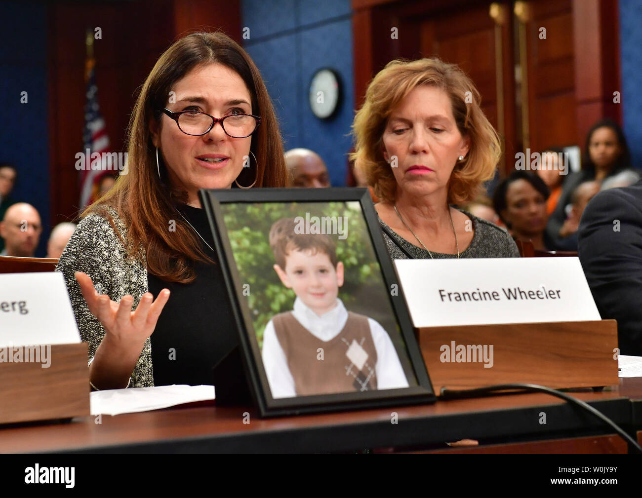 Francine Wheeler (L), Mutter von Ben Wheeler, 6, der in der Sandy Hook Elementary School shooting 2013 getötet wurde, zeugt neben Lori Haas, die Mutter von einem Überlebenden des 2007 Virginia Tech schießen und Virginia State Direktor der Koalition zu stoppen Waffengewalt, während der Senat demokratische Politik und Kommunikation Ausschuss Forum auf Waffengewalt auf dem Capitol Hill in Washington, D.C. am 7. März 2018. Auf dem Geröll vor Guttenberg war David Hogg, als Student, der die Marjory Stoneman Douglas schießen überlebt. Foto von Kevin Dietsch/UPI Stockfoto