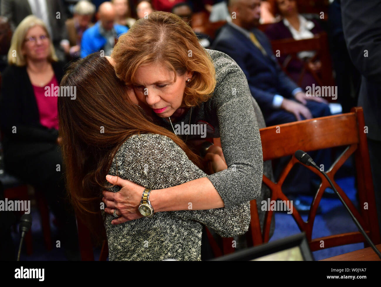 Lori Haas (R), die Mutter von einem Überlebenden des 2007 Virginia Tech schießen und Virginia State Direktor der Koalition zu stoppen Waffengewalt, Umarmungen Francine Wheeler, Mutter von Ben Wheeler, 6, der in der Sandy Hook Elementary School shooting 2013 getötet wurde, während der Senat demokratische Politik und Kommunikation Ausschuss Forum auf Waffengewalt auf dem Capitol Hill in Washington, D.C. am 7. März 2018. Auf dem Geröll vor Guttenberg war David Hogg, als Student, der die Marjory Stoneman Douglas schießen überlebt. Foto von Kevin Dietsch/UPI Stockfoto