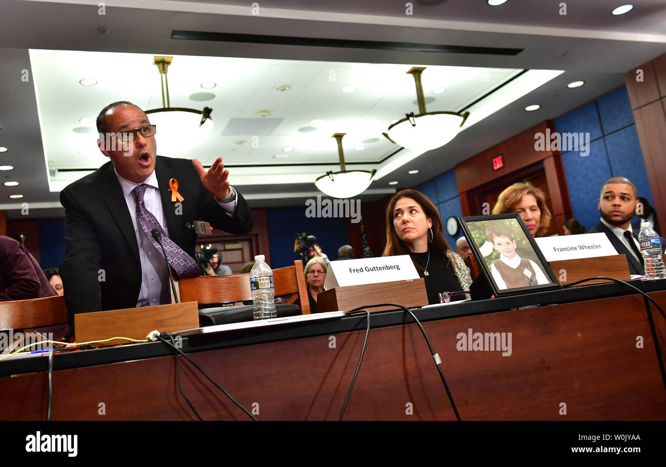 Fred Guttenberg (L), Vater von student Jaime Guttenberg, die während der Marjory Stoneman Douglas High School shooting getötet wurde, zeugt neben Francine Wheeler (C), Mutter von Ben Wheeler, 6, der in der Sandy Hook Elementary School shooting 2013 getötet wurde, und Lori Haas (R), die Mutter von einem Überlebenden des 2007 Virginia Tech schießen und Virginia State Direktor der Koalition zu stoppen Waffengewalt, während der Senat demokratische Politik und Kommunikation Ausschuss Forum auf Waffengewalt auf dem Capitol Hill in Washington, D.C. am 7. März 2018. Auf dem Geröll vor Guttenberg war David Hogg, Stockfoto