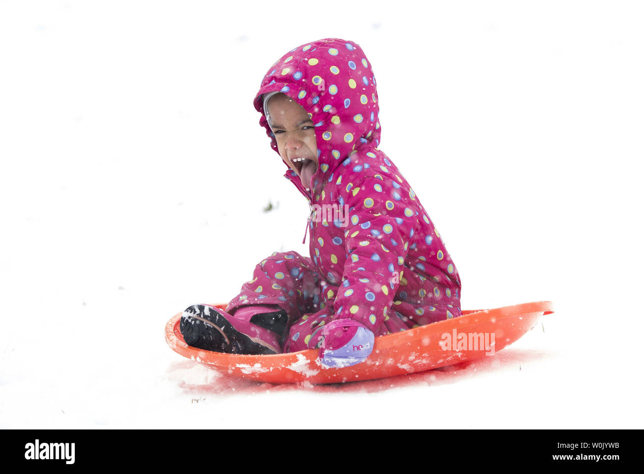 Ein junges Mädchen Schlitten in der Nähe des U.S. Capitol als die Washington Metropolitan Region ist durch einen frühen Frühling Schnee Sturm, in Washington, D.C. am 21. März 2018 getroffen. Die vierte Noreaster in weniger als drei Wochen ist die Ostküste Schnee und Kälte. Foto von Kevin Dietsch/UPI Stockfoto