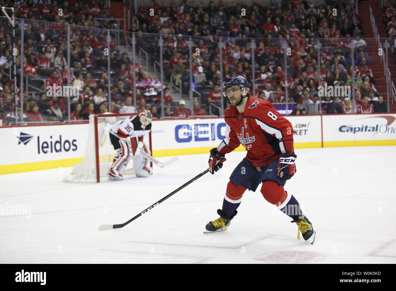 Washington Capitals linken Flügel Alex Ovechkin (8) Kontrollen, die während der dritten Periode gegen die New Jersey Devils bei Capital eine Arena in Washington, D.C. am 7. April 2018. Foto von Alex Edelman/UPI Stockfoto