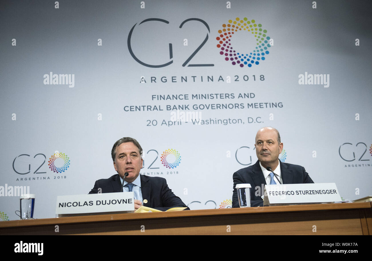 Nicolas Dujovne (L), Argentinien Minister für Treasury, und Federico Sturzenegger, Präsident der Zentralbank von Argentinien, sprechen bei einer G-20-Pressekonferenz im Internationalen Währungsfonds (IWF) und Weltbank Frühjahrstagung in Washington, D.C. am 20. April 2018. Foto von Kevin Dietsch/UPI Stockfoto