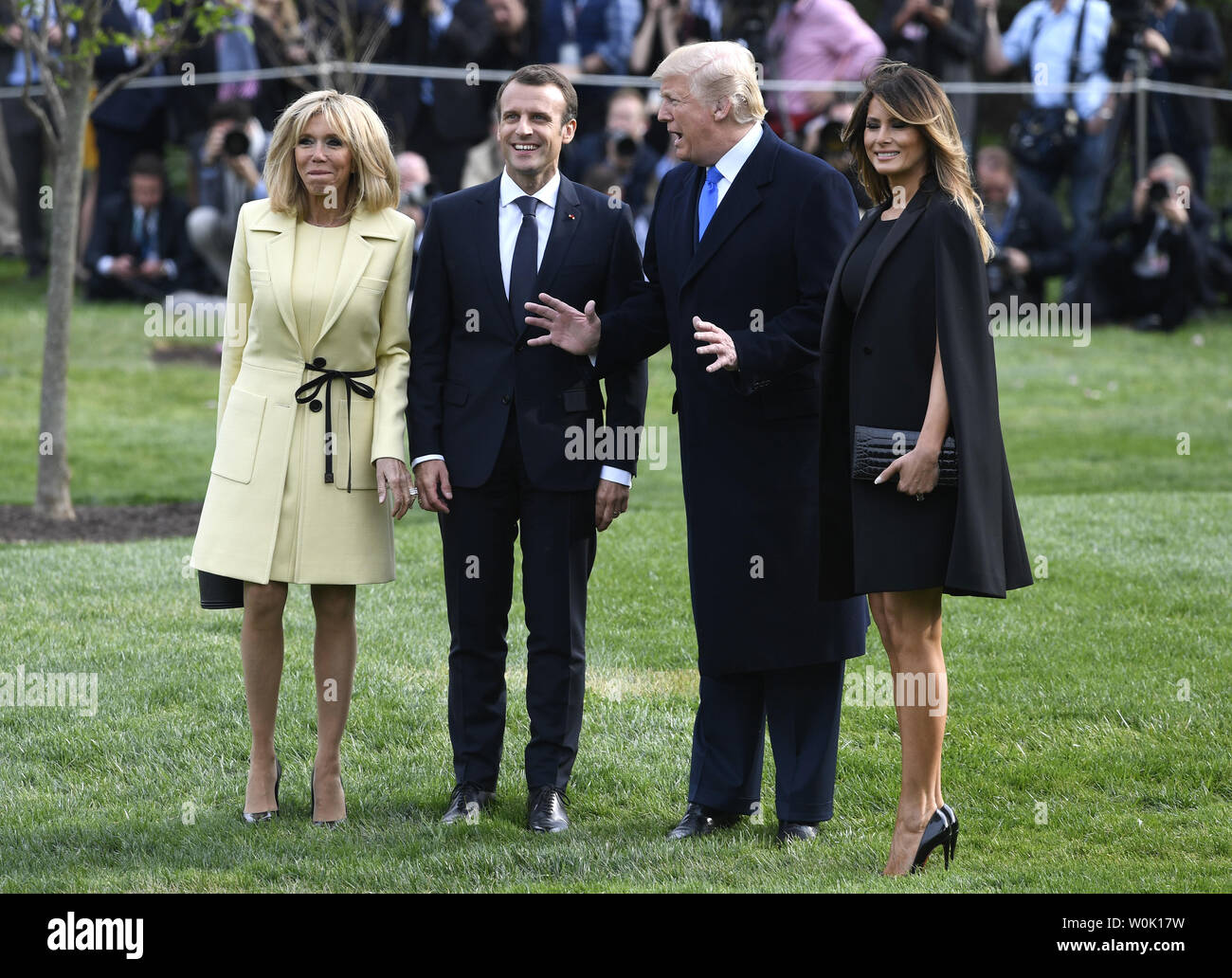 Präsident Donald Trump (2., R) und die erste Dame Melania Trump (R) Escort französische Präsident Emmanuel Längestrich und seine Frau Brigitte nach dem Einpflanzen ein Bäumchen aus einer Welt Krieg 1 französischen Schlachtfeld, auf dem US Marine gekämpft, als theywalk auf dem Südrasen des Weißen Hauses, zu Beginn ihres Besuchs, April 23, 2018, in Washington, DC. Die Staats- und Regierungschefs erwartet werden, den Handel, den Iran, den Klimawandel zu diskutieren, Nordkorea, Russland unter anderem. Foto von Mike Theiler/UPI Stockfoto