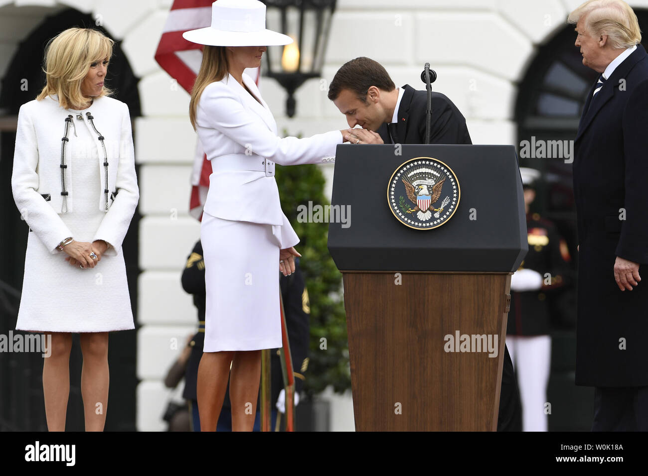 Der französische Präsident Emmanuel Längestrich küsst die Hand der First Lady Melania Trump als Präsident Donald Trump (R) und Längestrich Frau Brigitte stehen am Ende der Staatsbesuch Begrüßung, im Weißen Haus, April 24, 2018, in Washington, DC. Die Staats- und Regierungschefs erwartet werden, den Handel, den Iran, den Klimawandel zu diskutieren, Nordkorea, Russland unter anderem. Foto von Mike Theiler/UPI Stockfoto