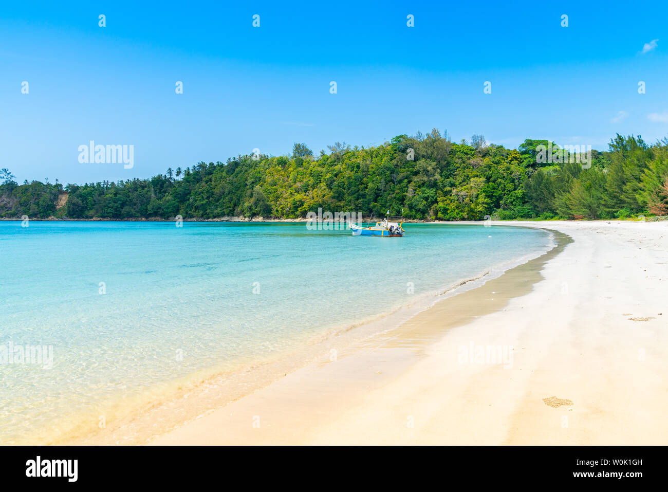 Im traditionellen Stil blau Boot in malerische Bucht im Norden von Sabah, Borneo vertäut. Stockfoto