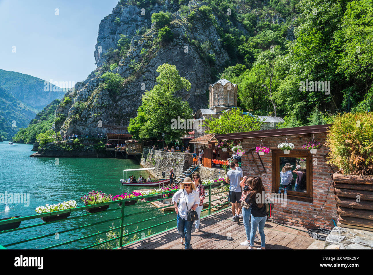 Matka Canyon, Saraj, Mazedonien, Juni 09, 2019: Touristen, die in schönen See und Canyon in Mazedonien während der heißen Sommertag. Stockfoto