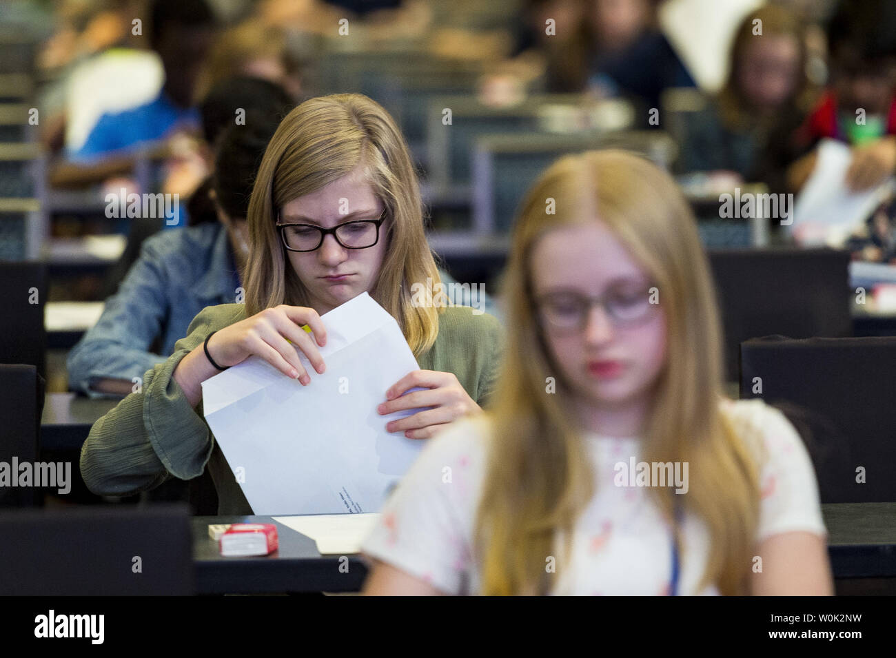 Mollie Bergmann, 11, aus Aachen, Mo, bereitet die vorläufige Multiple Choice Test zu beginnen als die 2018 Scripps National Spelling Bee am 29. Mai 2018 in Oxon Hill, Md. Foto von Pete Marovich/UPI beginnt Stockfoto