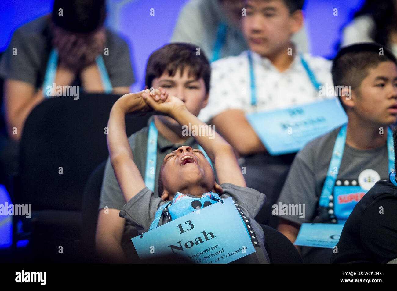 Noah Dooley, 13, aus Silver Spring, Md., erstreckt sich während der Teilnahme an der zweiten Runde des 2018 Scripps National Spelling Bee am 29. Mai 2018 in Oxon Hill, Md. Foto von Pete Marovich/UPI Stockfoto