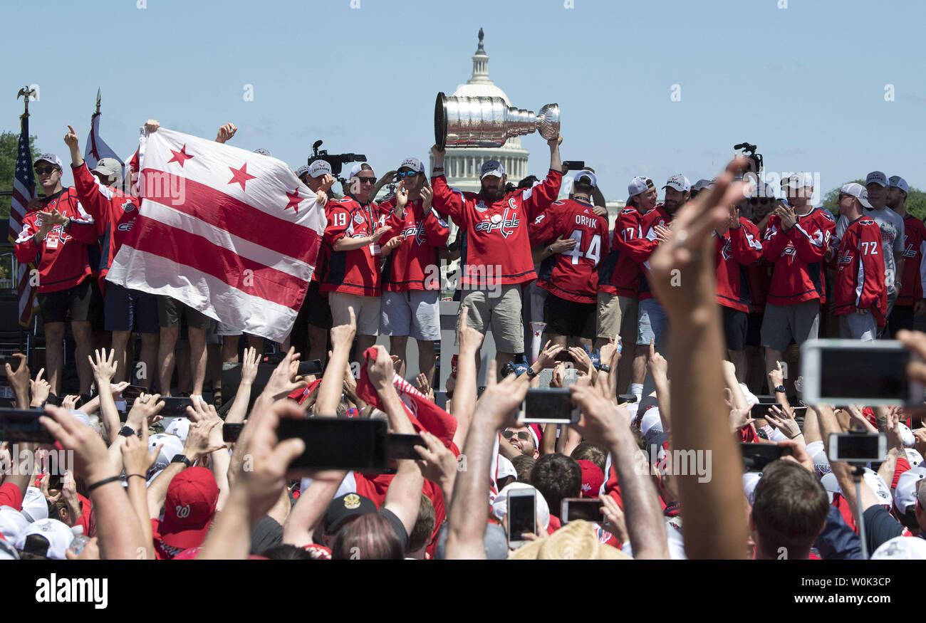 Washington Capitals linken Flügel Alex Ovechkin (8), aus Russland, hält die den Stanley Cup, als er mit seinen Mannschaftskameraden bei der Siegesparade in Washington feiert am 12. Juni 2018. Die Hauptstädte besiegten die Las Vegas Golden Knights in fünf Spielen der NHL Hockey Meisterschaft zu erwerben. Foto von Kevin Dietsch/UPI Stockfoto