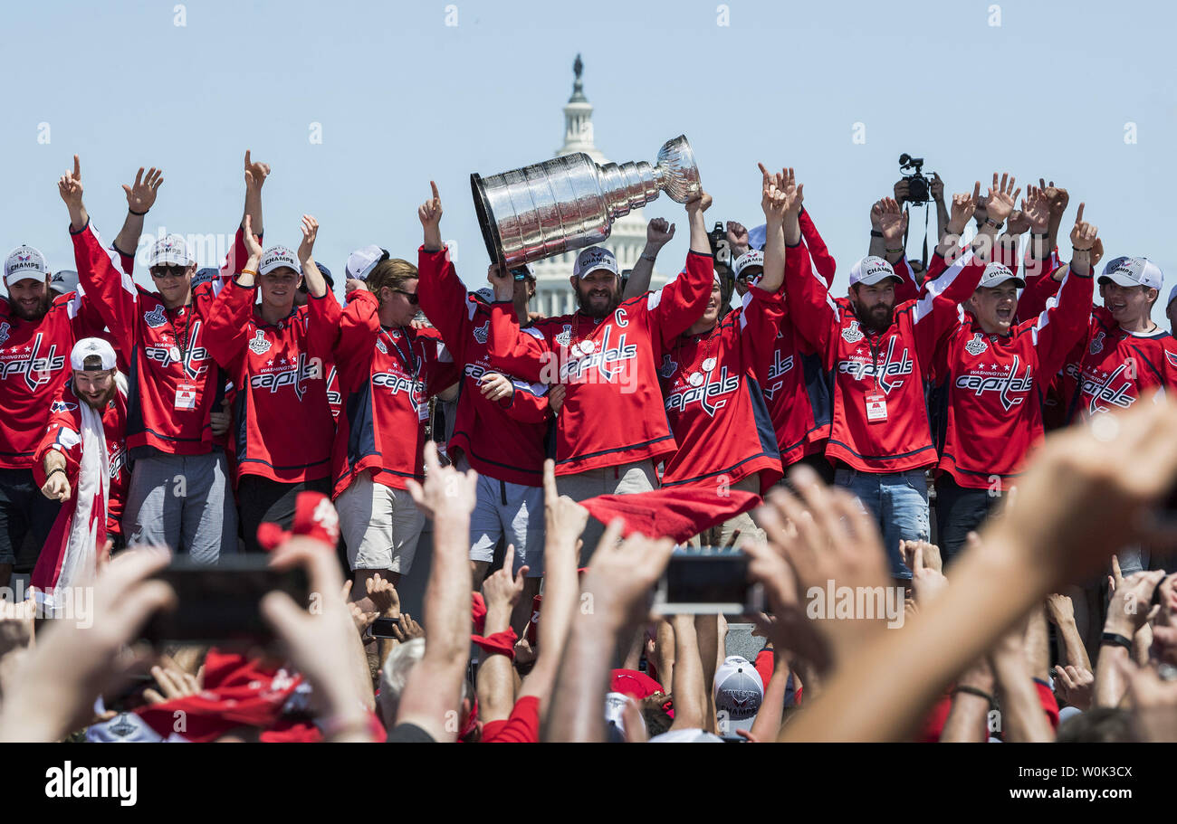Washington Capitals linken Flügel Alex Ovechkin (8), aus Russland, hält die den Stanley Cup, als er mit seinen Mannschaftskameraden bei der Siegesparade in Washington feiert am 12. Juni 2018. Die Hauptstädte besiegten die Las Vegas Golden Knights in fünf Spielen der NHL Hockey Meisterschaft zu erwerben. Foto von Kevin Dietsch/UPI Stockfoto