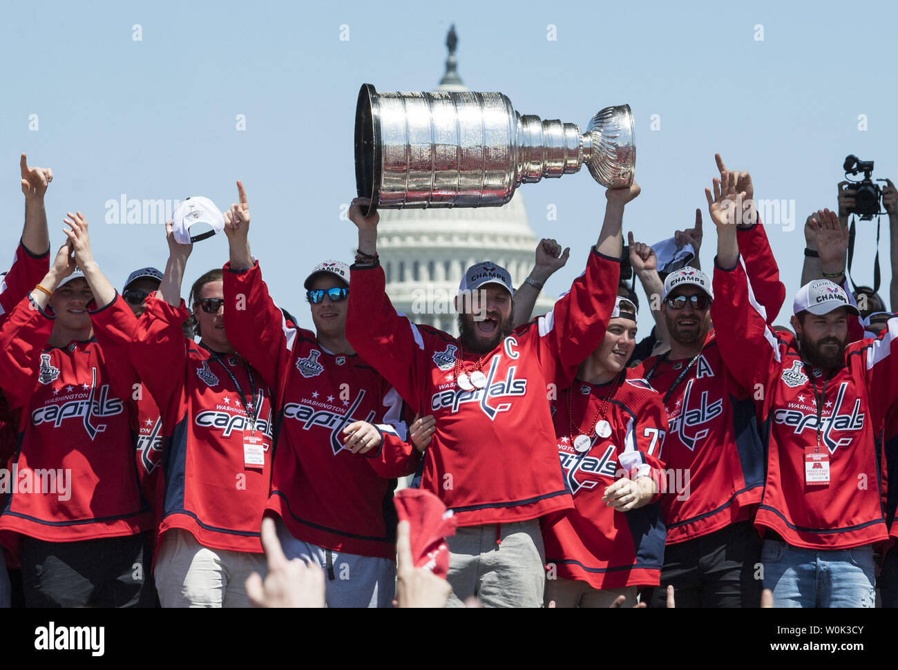 Washington Capitals linken Flügel Alex Ovechkin (8), aus Russland, hält die den Stanley Cup, als er mit seinen Mannschaftskameraden bei der Siegesparade in Washington feiert am 12. Juni 2018. Die Hauptstädte besiegten die Las Vegas Golden Knights in fünf Spielen der NHL Hockey Meisterschaft zu erwerben. Foto von Kevin Dietsch/UPI Stockfoto