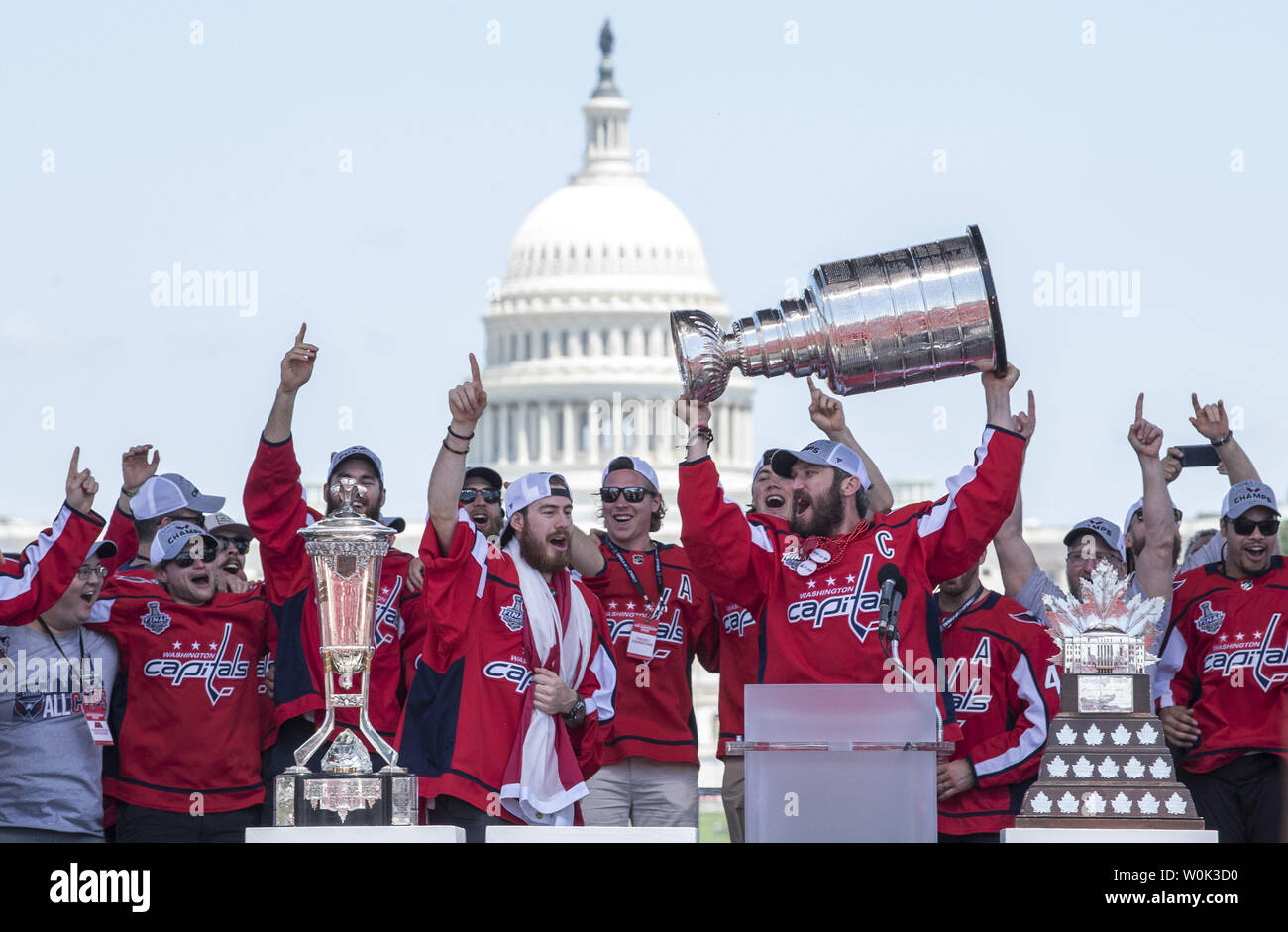 Washington Capitals linken Flügel Alex Ovechkin (8), aus Russland, hält die den Stanley Cup, als er mit seinen Mannschaftskameraden bei der Siegesparade in Washington feiert am 12. Juni 2018. Die Hauptstädte besiegten die Las Vegas Golden Knights in fünf Spielen der NHL Hockey Meisterschaft zu erwerben. Foto von Kevin Dietsch/UPI Stockfoto