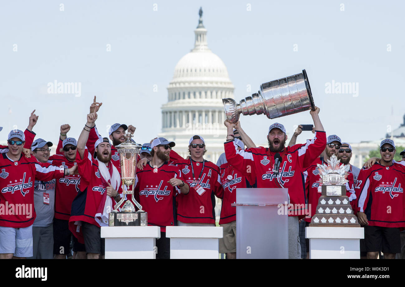 Washington Capitals linken Flügel Alex Ovechkin (8), aus Russland, hält die den Stanley Cup, als er mit seinen Mannschaftskameraden bei der Siegesparade in Washington feiert am 12. Juni 2018. Die Hauptstädte besiegten die Las Vegas Golden Knights in fünf Spielen der NHL Hockey Meisterschaft zu erwerben. Foto von Kevin Dietsch/UPI Stockfoto