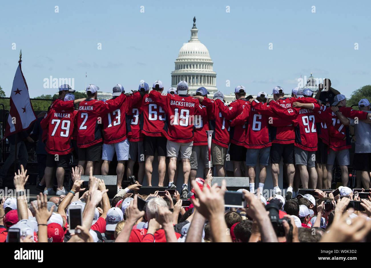 Mitglieder der Washington Capitals zusammen kommen bei der Siegesparade in Washington am 12. Juni 2018. Die Hauptstädte besiegten die Las Vegas Golden Knights in fünf Spielen der NHL Hockey Meisterschaft zu erwerben. Foto von Kevin Dietsch/UPI Stockfoto