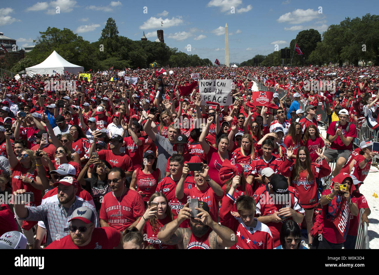Ventilator füllen die National Mall, wie sie Beifall auf den Washington Capitals bei der Siegesparade in Washington am 12. Juni 2018. Die Hauptstädte besiegten die Las Vegas Golden Knights in fünf Spielen der NHL Hockey Meisterschaft zu erwerben. Foto von Kevin Dietsch/UPI Stockfoto