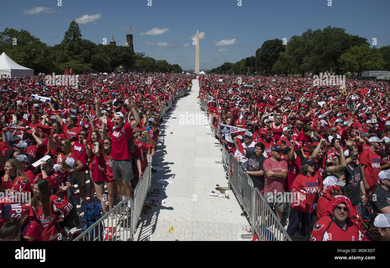 Ventilator füllen die National Mall, wie sie Beifall auf den Washington Capitals bei der Siegesparade in Washington am 12. Juni 2018. Die Hauptstädte besiegten die Las Vegas Golden Knights in fünf Spielen der NHL Hockey Meisterschaft zu erwerben. Foto von Kevin Dietsch/UPI Stockfoto