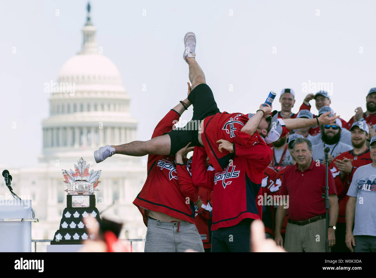 Washington Capitals "Nathan Walker wird von Mannschaftskameraden abgeholt, wie Er trinkt Bier während der Hauptstädte Stanley Cup Sieg Parade in Washington am 12. Juni 2018. Die Hauptstädte besiegten die Las Vegas Golden Knights in fünf Spielen der NHL Hockey Meisterschaft zu erwerben. Foto von Kevin Dietsch/UPI Stockfoto