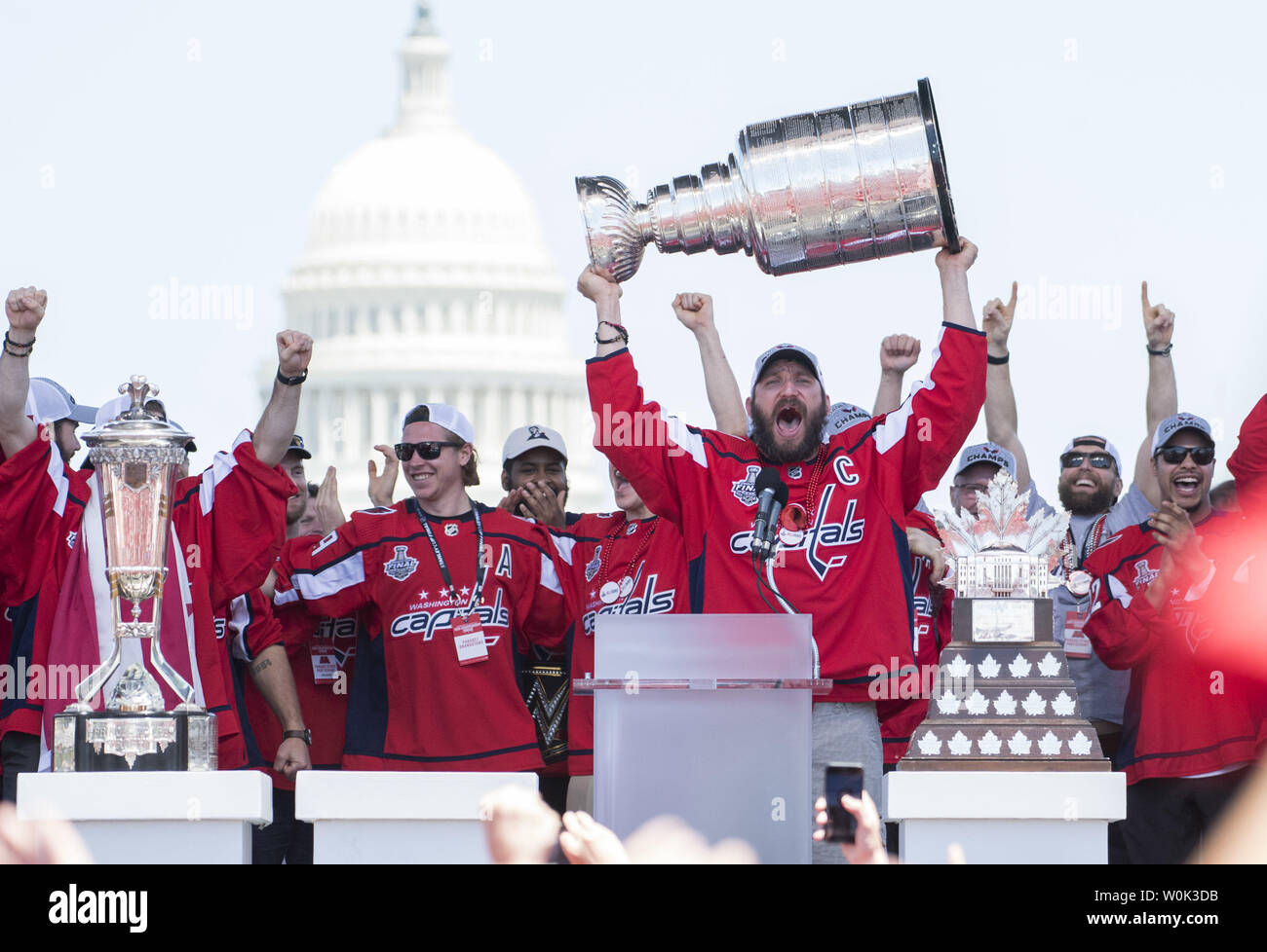 Washington Capitals' Team Captain und freuen Alex Ovechkin feiert während der Hauptstädte Siegesparade in Washington am 12. Juni 2018. Die Hauptstädte besiegten die Las Vegas Golden Knights in fünf Spielen der NHL Hockey Meisterschaft zu erwerben. Foto von Kevin Dietsch/UPI Stockfoto