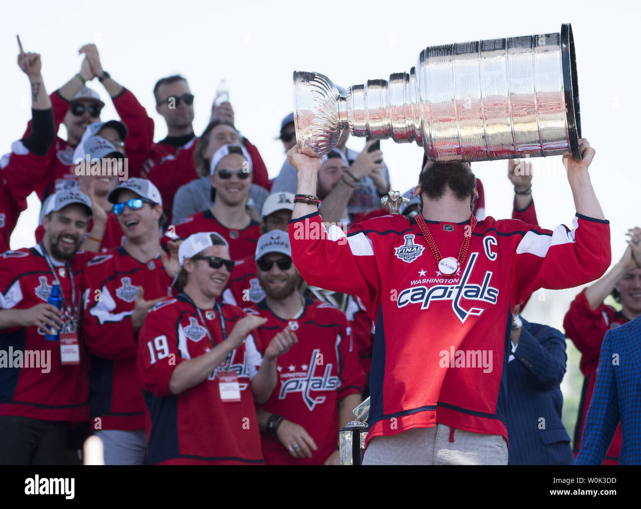 Washington Capitals' Team Captain und freuen Alex Ovechkin feiert während der Hauptstädte Siegesparade in Washington am 12. Juni 2018. Die Hauptstädte besiegten die Las Vegas Golden Knights in fünf Spielen der NHL Hockey Meisterschaft zu erwerben. Foto von Kevin Dietsch/UPI Stockfoto