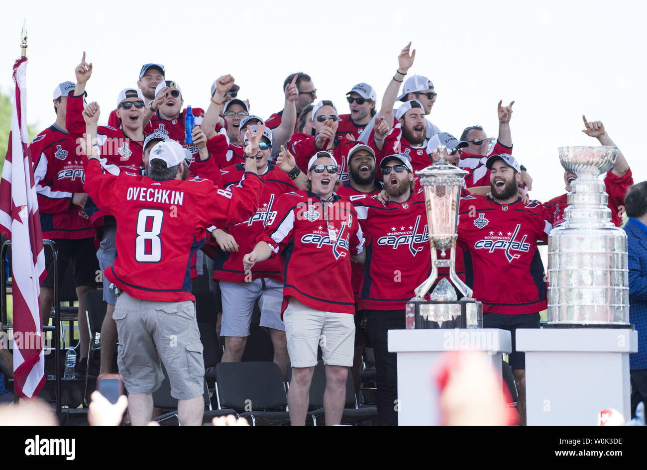 Mitglieder der Washington Capitals Feiern während der Hauptstädte Siegesparade in Washington am 12. Juni 2018. Die Hauptstädte besiegten die Las Vegas Golden Knights in fünf Spielen der NHL Hockey Meisterschaft zu erwerben. Foto von Kevin Dietsch/UPI Stockfoto