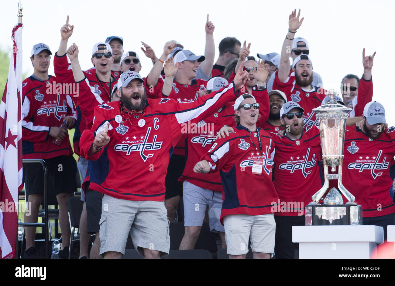 Washington Capitals' Team Captain und freuen Alex Ovechkin feiert während der Hauptstädte Siegesparade in Washington am 12. Juni 2018. Die Hauptstädte besiegten die Las Vegas Golden Knights in fünf Spielen der NHL Hockey Meisterschaft zu erwerben. Foto von Kevin Dietsch/UPI Stockfoto
