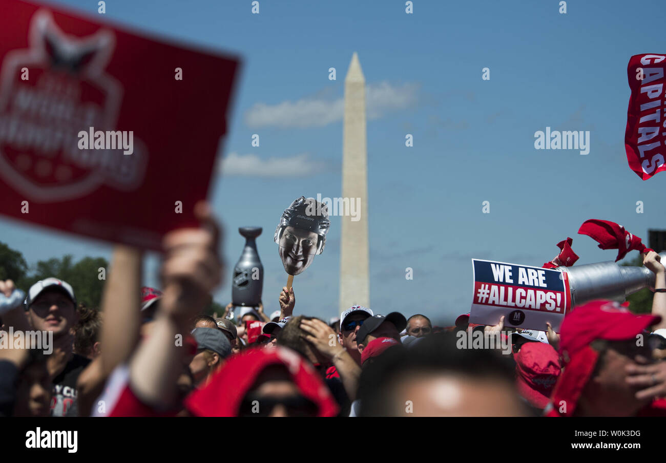 Fans versammeln sich auf der National Mall die Hauptstädte Siegesparade in Washington am 12. Juni 2018 zu sehen. Die Hauptstädte besiegten die Las Vegas Golden Knights in fünf Spielen der NHL Hockey Meisterschaft zu erwerben. Foto von Kevin Dietsch/UPI Stockfoto