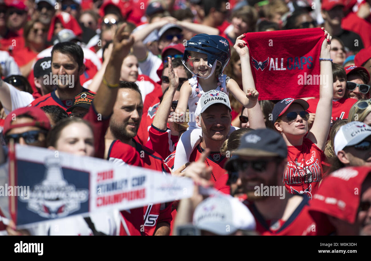 Fans versammeln sich auf der National Mall die Hauptstädte Siegesparade in Washington am 12. Juni 2018 zu sehen. Die Hauptstädte besiegten die Las Vegas Golden Knights in fünf Spielen der NHL Hockey Meisterschaft zu erwerben. Foto von Kevin Dietsch/UPI Stockfoto