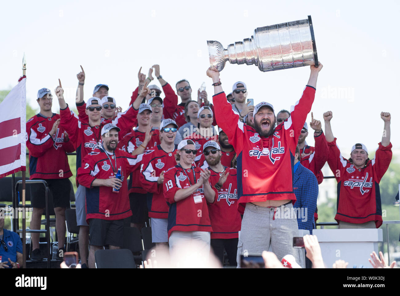 Washington Capitals' Team Captain und freuen Alex Ovechkin feiert während der Hauptstädte Siegesparade in Washington am 12. Juni 2018. Die Hauptstädte besiegten die Las Vegas Golden Knights in fünf Spielen der NHL Hockey Meisterschaft zu erwerben. Foto von Kevin Dietsch/UPI Stockfoto