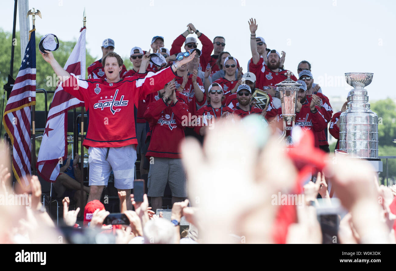 Washington Capitals' Verteidiger John Carlson feiert während der Hauptstädte Siegesparade in Washington am 12. Juni 2018. Die Hauptstädte besiegten die Las Vegas Golden Knights in fünf Spielen der NHL Hockey Meisterschaft zu erwerben. Foto von Kevin Dietsch/UPI Stockfoto