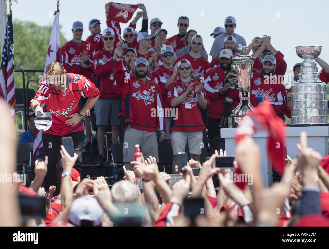 Goalie Washington Capitals' Braden Holtby John Carlson feiert während der Hauptstädte Siegesparade in Washington am 12. Juni 2018. Die Hauptstädte besiegten die Las Vegas Golden Knights in fünf Spielen der NHL Hockey Meisterschaft zu erwerben. Foto von Kevin Dietsch/UPI Stockfoto