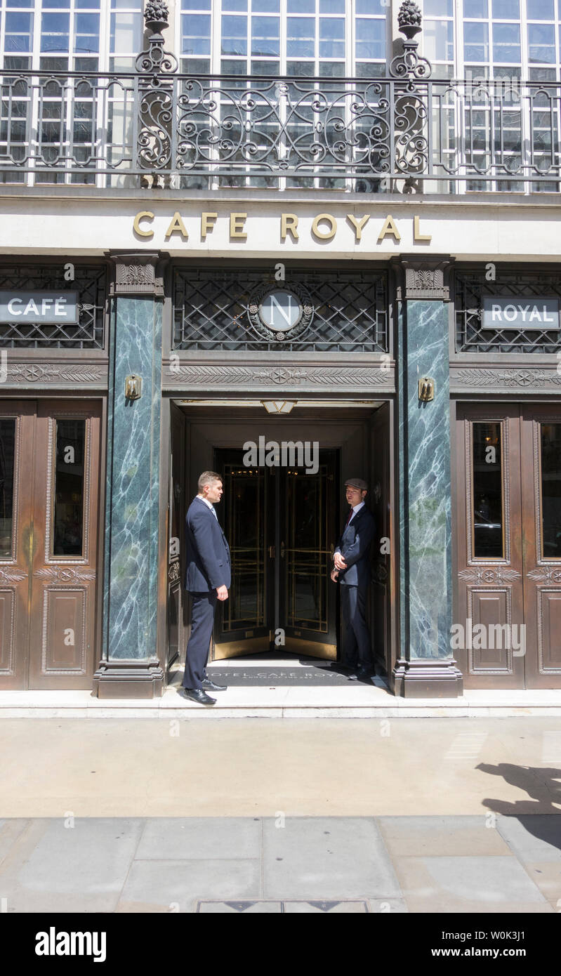Türsteher außerhalb des Cafe Royal, Regent Street, London, UK stehend Stockfoto