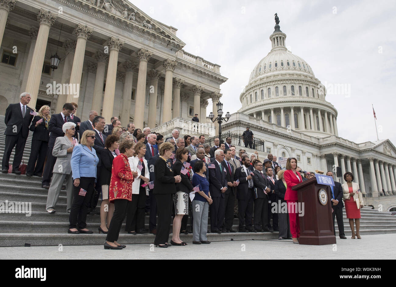 Hausminoritätführer Nancy Pelosi, D-Calif., die von den Wissenschaftskreisen Haus Demokraten beigetreten sind, spricht auf einer Pressekonferenz in der Gesetzgebung eine Trennung der Familie für diejenigen zu Ende bringen inhaftiert, die die Grenze illegal, auf den US-Kapitol in Washington, D.C. am 20. Juni 2018. Foto von Kevin Dietsch/UPI Stockfoto