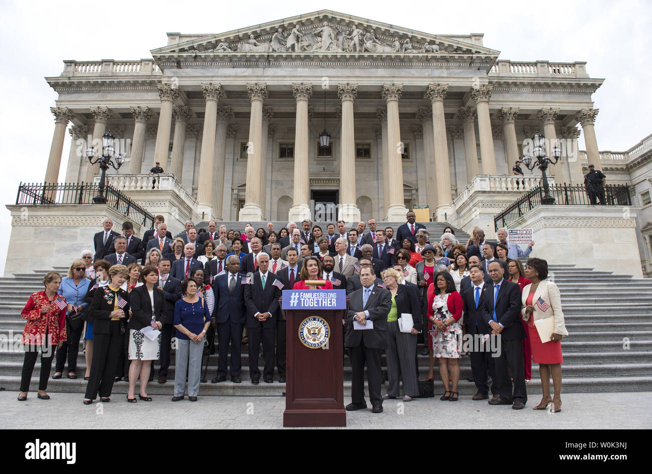 Hausminoritätführer Nancy Pelosi, D-Calif., die von den Wissenschaftskreisen Haus Demokraten beigetreten sind, spricht auf einer Pressekonferenz in der Gesetzgebung eine Trennung der Familie für diejenigen zu Ende bringen inhaftiert, die die Grenze illegal, auf den US-Kapitol in Washington, D.C. am 20. Juni 2018. Foto von Kevin Dietsch/UPI Stockfoto
