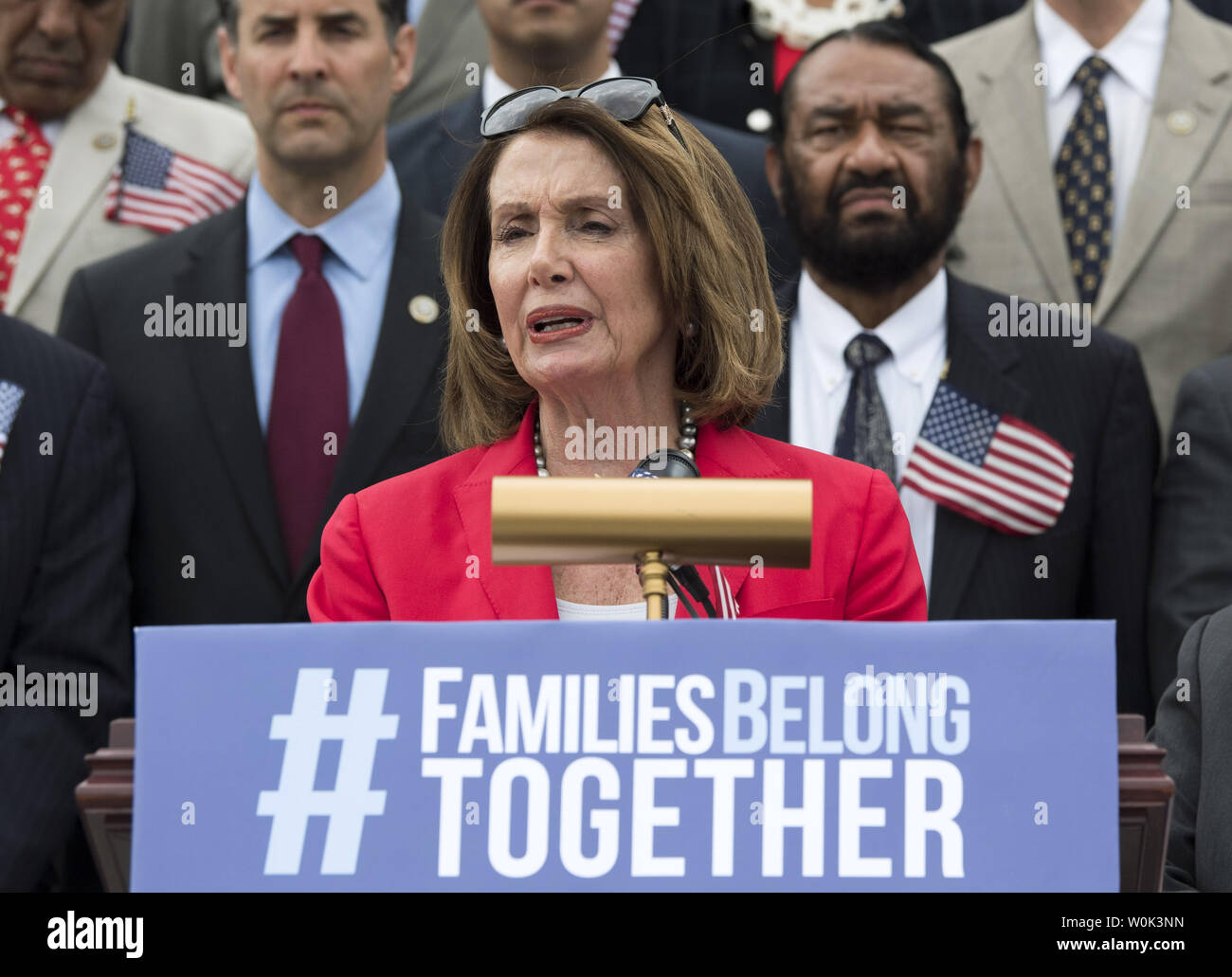 Hausminoritätführer Nancy Pelosi, D-Calif., die von den Wissenschaftskreisen Haus Demokraten beigetreten sind, spricht auf einer Pressekonferenz in der Gesetzgebung eine Trennung der Familie für diejenigen zu Ende bringen inhaftiert, die die Grenze illegal, auf den US-Kapitol in Washington, D.C. am 20. Juni 2018. Foto von Kevin Dietsch/UPI Stockfoto