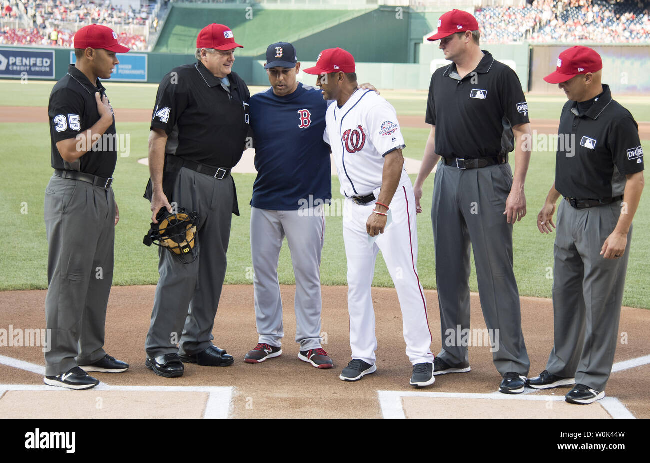 Boston Red Sox Manager Alex Cora (Mitte links) und Washington Nationals manager Dave Martinez (Mitte rechts) umfassen, wie Sie mit dem Schiedsrichter vor dem Spiel bei Nationals Park in Washington, D.C. am 2. Juli 2018 erfüllen. Foto von Kevin Dietsch/UPI Stockfoto