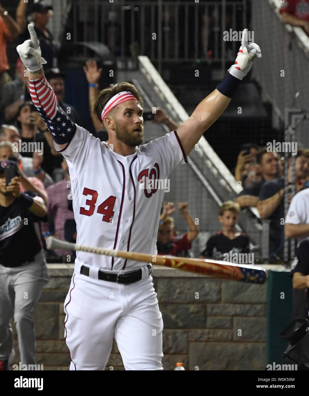 Bryce Washington Angehörigen "Harper der Nationalen Liga feiert nach dem Gewinn der 2018 Home Run Derby an den Angehörigen Park in Washington D.C. am 16. Juli 2018. Harper 45 Home Runs der Konkurrenz zu gewinnen. Foto von Jon SooHoo/UPI Stockfoto