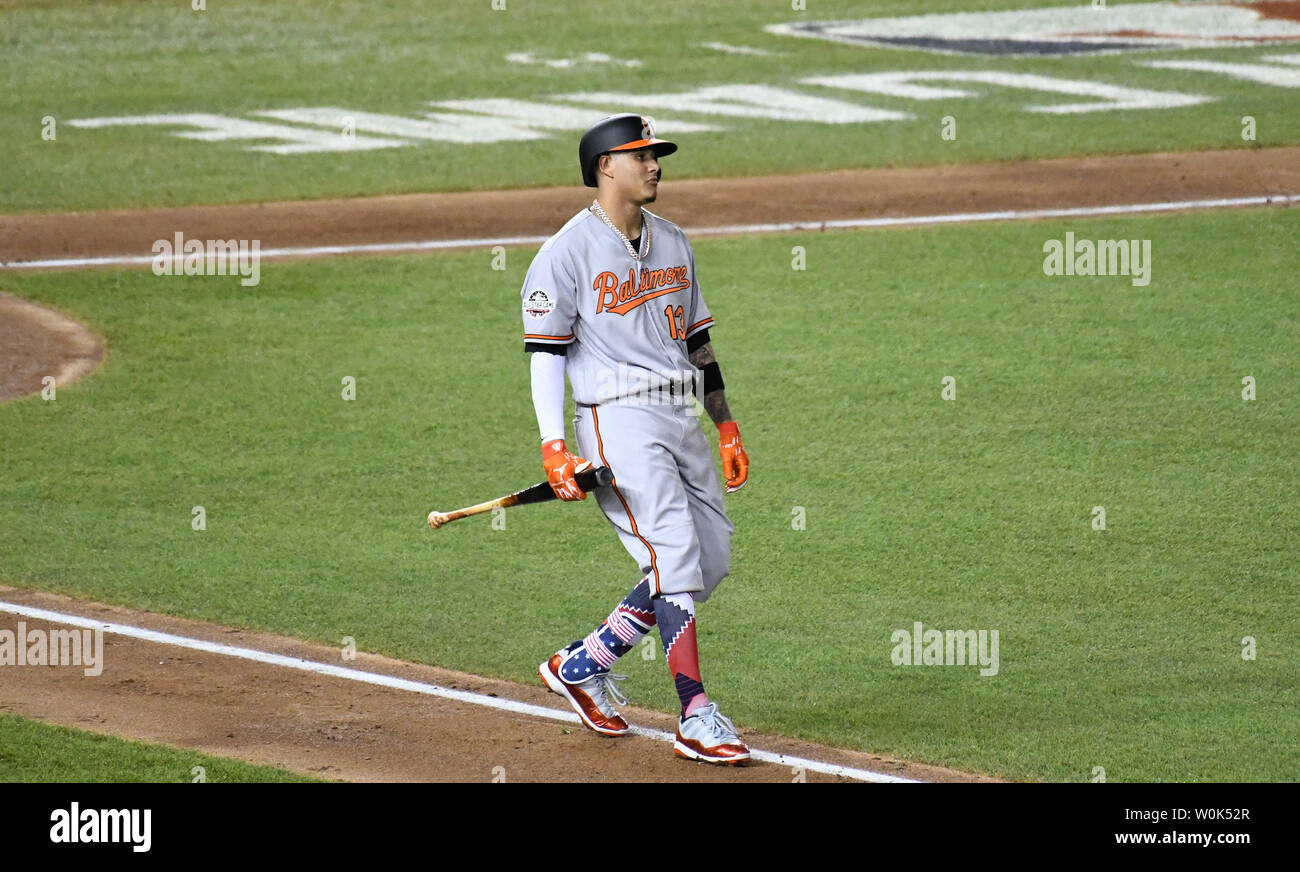 Mit dem Handel Gerüchte über seine Abkehr von den Baltimore Orioles, amerikanische Liga Teig Manny Machado (13) Trägt möglicherweise die Uniform seiner O zum letzten Mal nach einem pop während des vierten Inning des MLB All-Star Game an den Angehörigen Park in Washington, D.C., 17. Juli 2018. Foto von Pat Benic/UPI Stockfoto