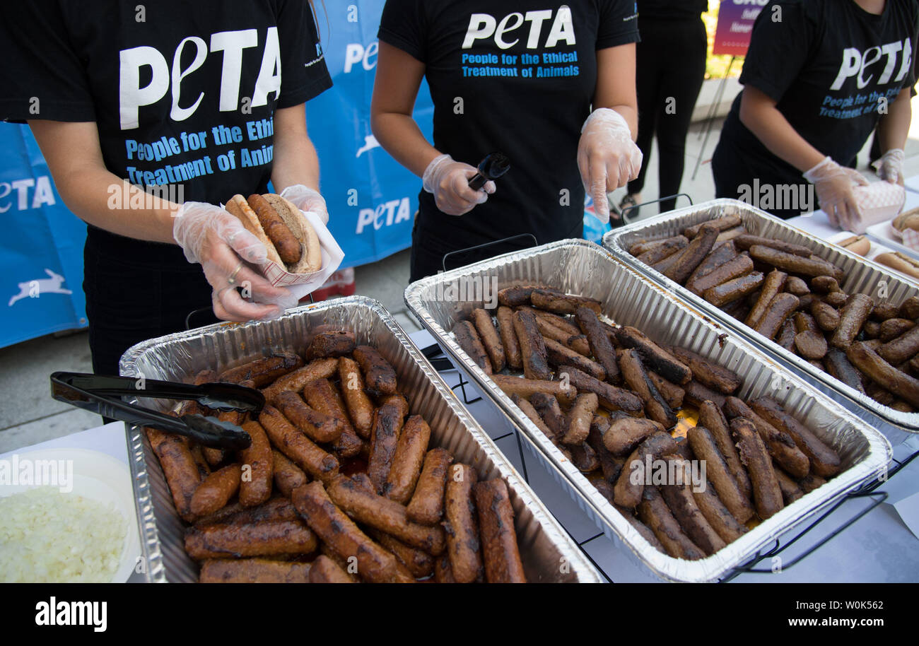 S.E.T., (Menschen für die ethische Behandlung von Tieren), Freiwillige vegane Hotdogs bei einem Protest dienen der Congressional Hot Dog Mittagessen, die von den Nordamerikanischen Fleisch Institut auf nationalen Hot Dog Tag gesponsert wird, auf dem Capitol Hill in Washington, D.C. am 18. Juli 2018. Foto von Kevin Dietsch/UPI Stockfoto