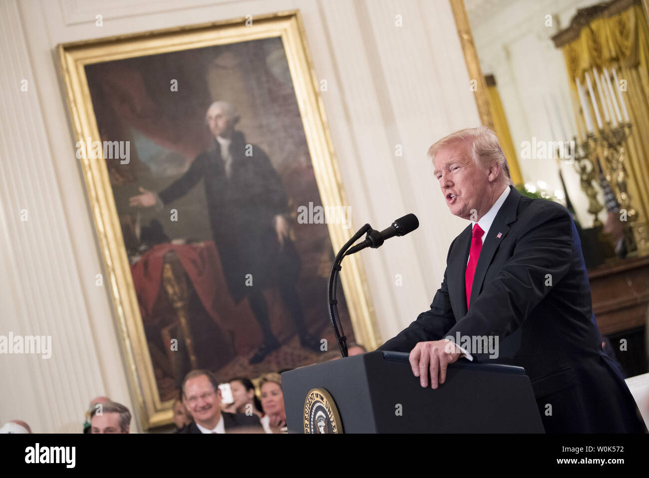 Präsident Donald Trump spricht auf Arbeitsplätze und der amerikanischen Arbeitskräfte auf einer Veranstaltung, wo er Präsident des Nationalen Rates für den amerikanischen Arbeiter und der amerikanischen Arbeitskräfte Policy Advisory Board, im Weißen Haus in Washington, D.C. am 19. Juli 2018 gegründet. Die Programme werden Arbeitnehmer Ausbildung erweitern und Investitionen auf Training un- und unterversorgten Arbeitnehmer erhöhen. Foto von Kevin Dietsch/UPI Stockfoto