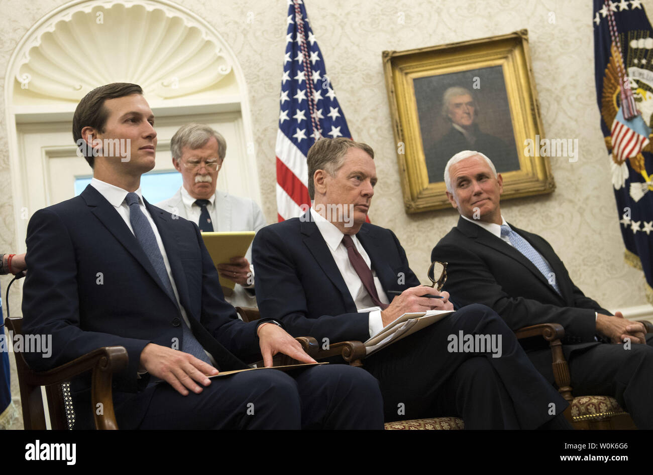 Berater des Präsidenten und seinem Sohn in-law Jared Kusher, National Security Advisor John Bolton, United States Trade Representative Robert Lighthizer und Vice President Mike Pence, hören als Präsident Donald Trump auf einer Konferenz mit den mexikanischen Präsidenten Enrique Peña Nieto spricht, wie Trumpf kündigt eine überarbeitete Handelsabkommen mit Mexiko er die United States-Mexico Handelsabkommen, im Oval Office im Weißen Haus in Washington, D.C. am 27. August 2018 genannt. Die beiden Länder sagten, dass sie die wichtigsten Teile ihrer Handelspolitik von der des Nordamerikanischen Freihandelsabkommens (NAFTA) einen Überarbeiten haben Stockfoto