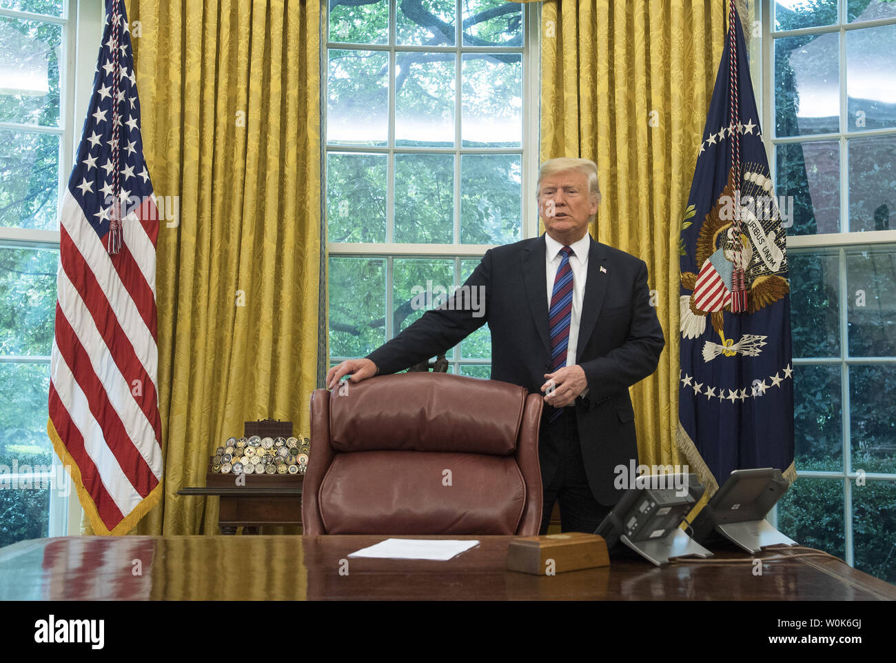 Präsident Donald Trump kommt für eine Konferenz mit den mexikanischen Präsidenten Enrique Peña Nieto, als Trumpf kündigt eine überarbeitete Handelsabkommen mit Mexiko er die United States-Mexico Handelsabkommen, im Oval Office im Weißen Haus in Washington, D.C. am 27. August 2018 genannt. Die beiden Länder sagten, dass sie die wichtigsten Teile ihrer Handelspolitik durch die die North American Free Trade Agreement (NAFTA) und erklärte, dass Kanada später in Ihrem Angebot melden Sie können festlegen, zu überarbeiten. Foto von Kevin Dietsch/UPI Stockfoto