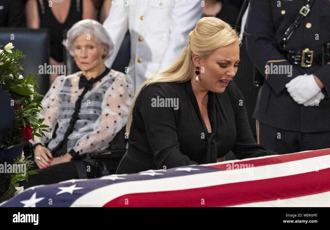Tochter Meghan McCain und Senator John McCain's Mutter Roberta McCain (L) zahlen ihren Respekt als ehemaliger Senator John McCain liegt in Staat im US-Kapitol in Washington, DC am Freitag, 31. August 2018. McCain, ein Arizona, Präsidentschaftskandidat der Republikaner, und Kriegsheld, gestorben 25. August im Alter von 81 Jahren. Er ist der 31 Person im State Capitol in 166 Jahren zu liegen. Foto von Pat Benic/UPI Stockfoto