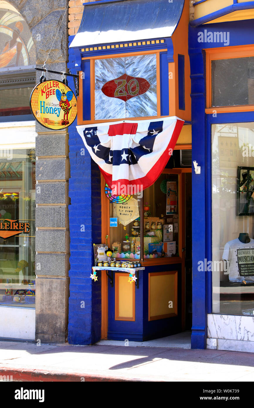 Außerhalb der Killer Bee Honey Shop auf der Main Street in der Innenstadt von Bisbee, AZ Stockfoto