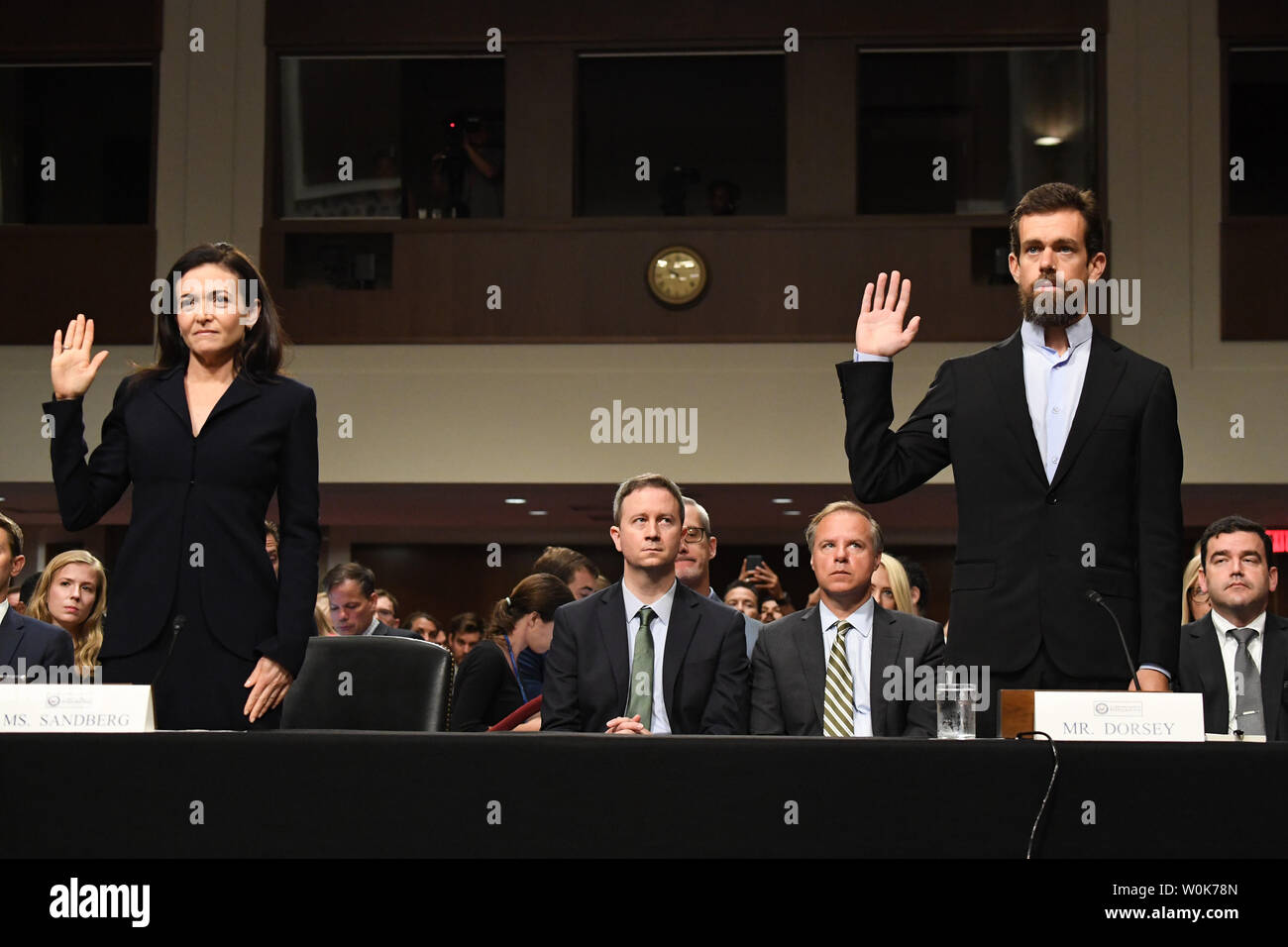 Frau Sheryl Sandberg Chief Operating Officer Facebook L Und Herr Jack Dorsey Chief Executive Officer Von Twitter Inc Sind Als Der Senat Select Committee On Intelligence Bereitet Halt Eine Offene Anhorung Am