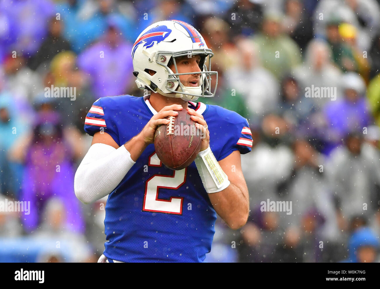 Buffalo Bills quarterback Nathan Peterman (2) sieht gegen die Baltimore Ravens im ersten Quartal bei M&T Bank Stadium in Baltimore, Maryland am 9. September 2018 zu übermitteln. Foto von Kevin Dietsch/UPI Stockfoto